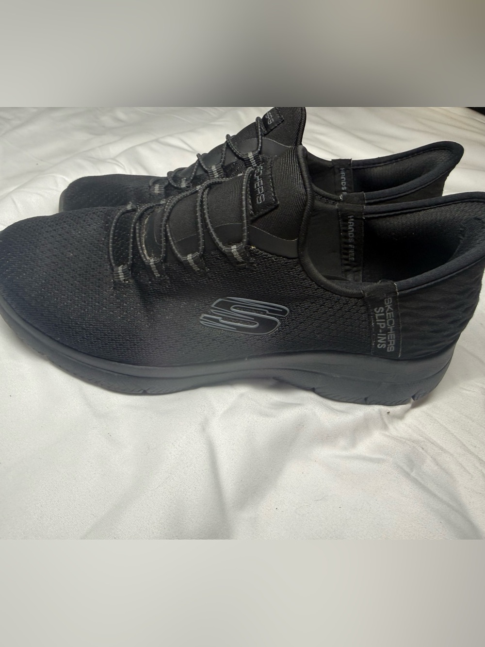 Skechers women’s All-Black Slip-On Athletic Sneakerssize 6